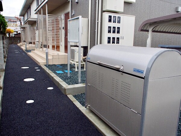 建物設備(ゴミ置き場・共用通路)