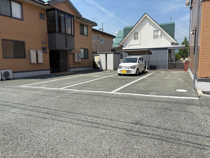 物件外観写真2　(駐車場)