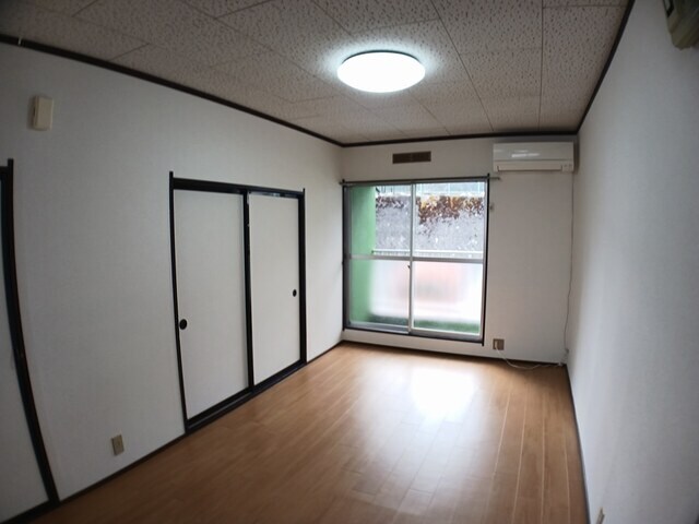 物件内観写真4　(居室・リビング)