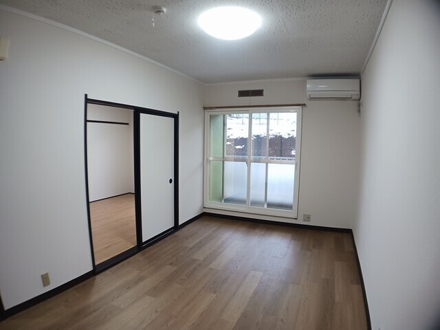 物件内観写真4　(居室・リビング)