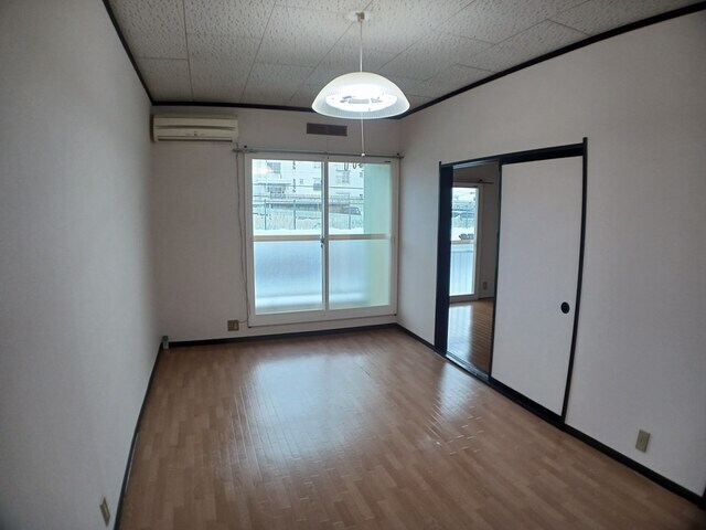 物件内観写真4　(居室・リビング)