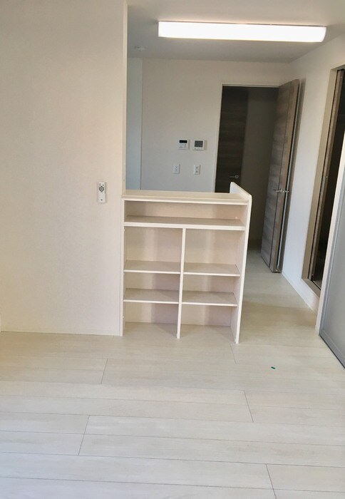 物件内観写真2　(ＬＤＫ（窓側からキッチンを見て）)