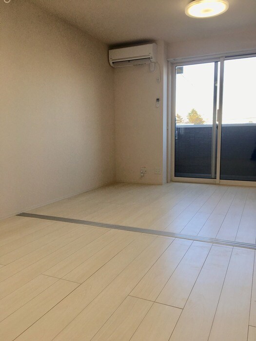 物件内観写真12　(洋室からＬＤＫを見て)