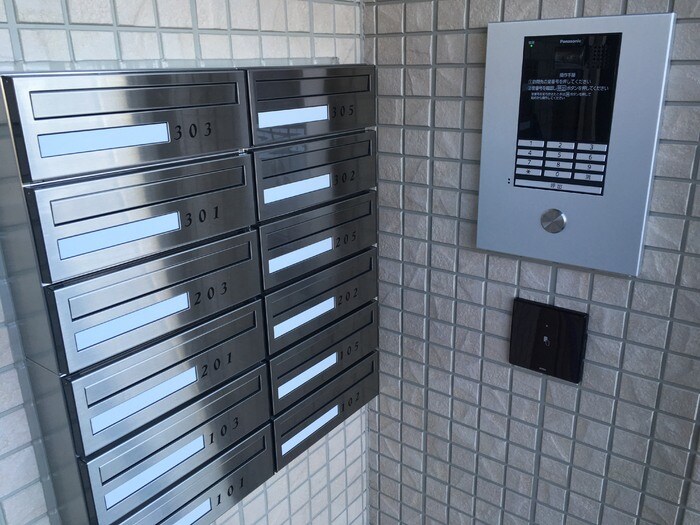 物件内観写真14　(集合ポストとオートロック)