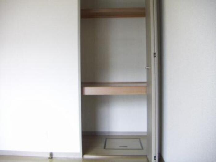 物件内観写真4　(物入)