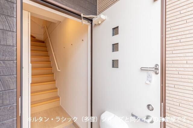 物件内観写真12　(玄関)