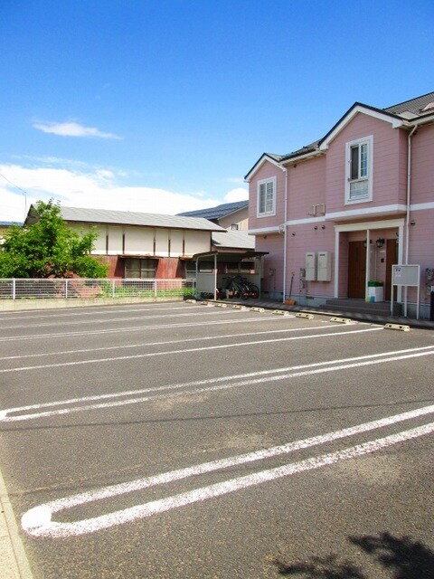 物件外観写真2　(駐車場)