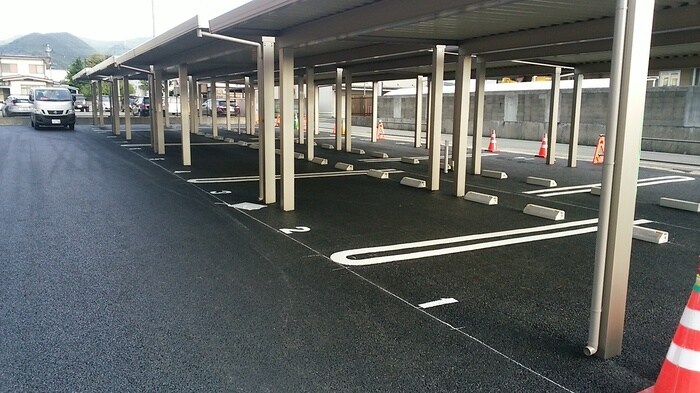 物件外観写真2　(駐車場)