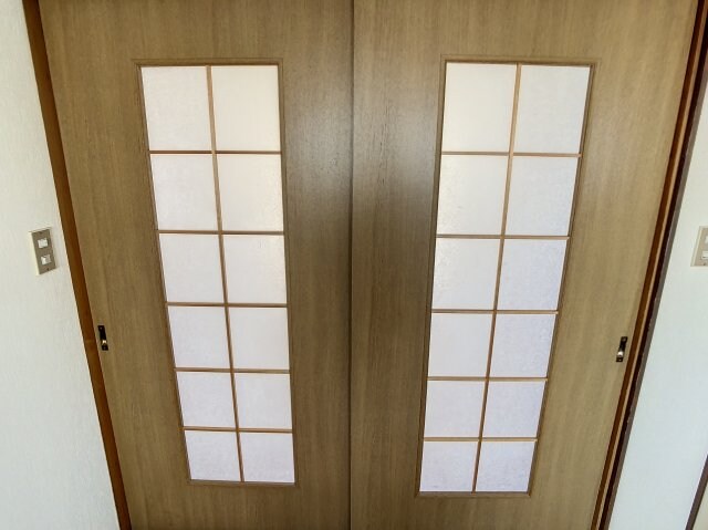 物件内観写真12　(キッチンと居室の扉は光のみ通します。)