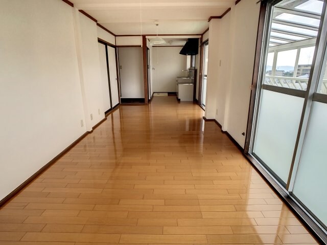 物件内観写真5　(ゆったりとしたリビングです)