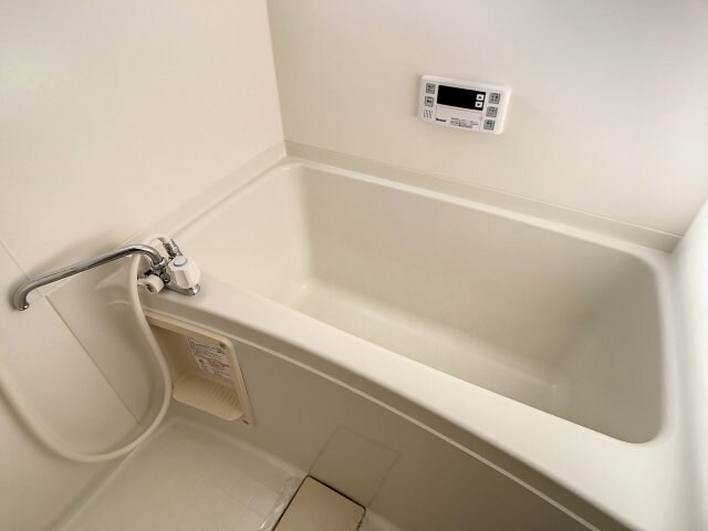 物件内観写真7　(日々の疲れを癒すお風呂付です)