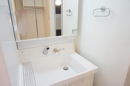 物件内観写真8　(三面鏡付洗髪洗面化粧台)