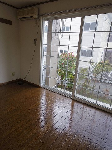 物件内観写真4　(居室・リビング)