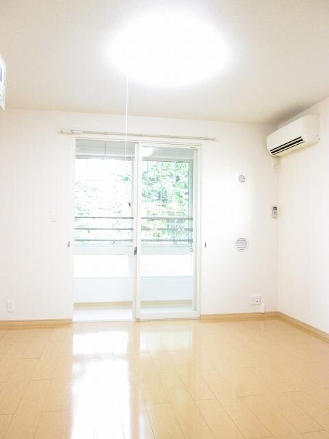 物件内観写真4　(居室・リビング)