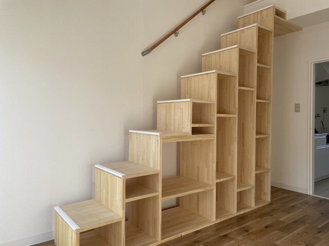 物件内観写真3　(階段収納)