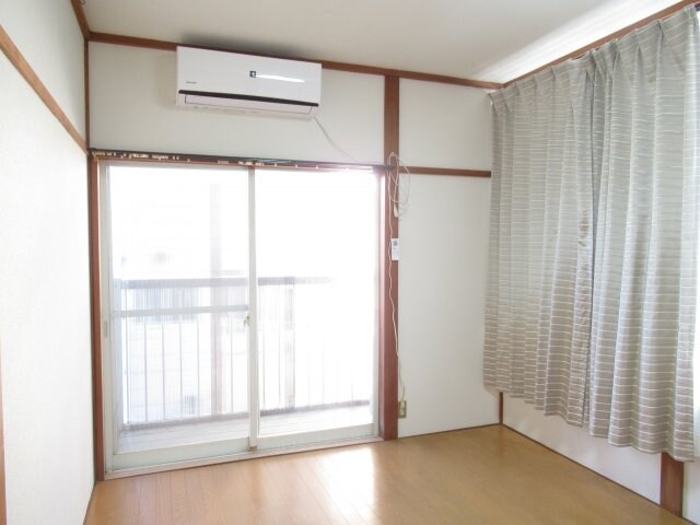 物件内観写真16　(落ち着いた色調の洋室です)