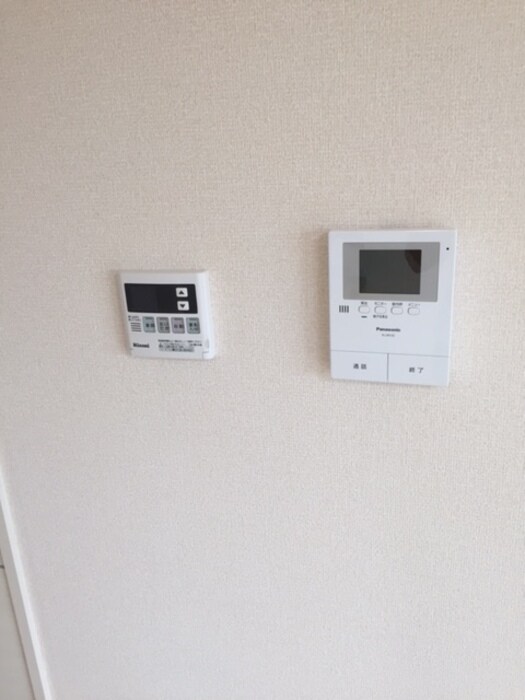 物件内観写真13　(給湯リモコンとＴＶインターホン)
