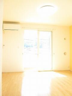 物件内観写真4　(居室・リビング)