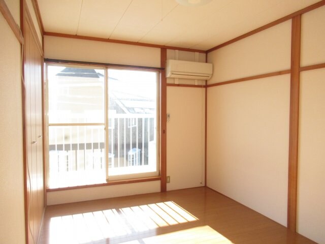 物件内観写真8　(明るい洋室です)