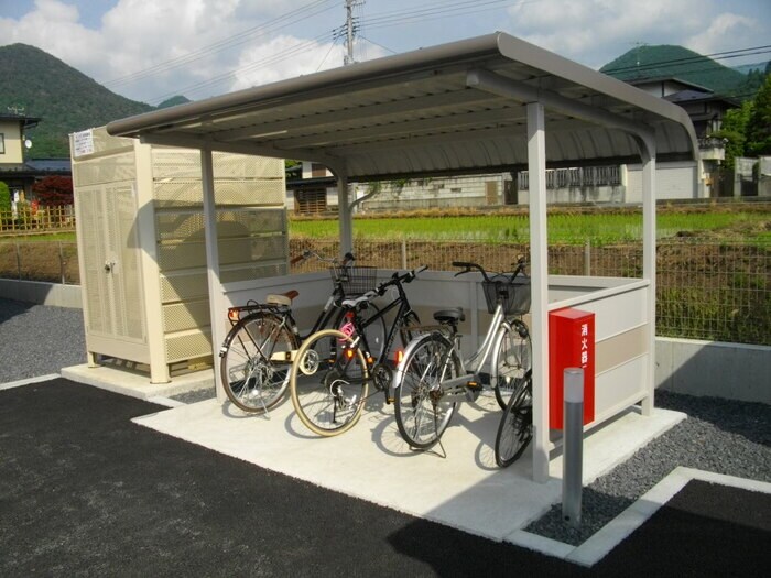 物件内観写真2　(屋根付駐輪場)