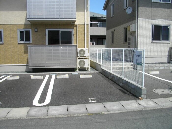 物件外観写真2　(駐車場)