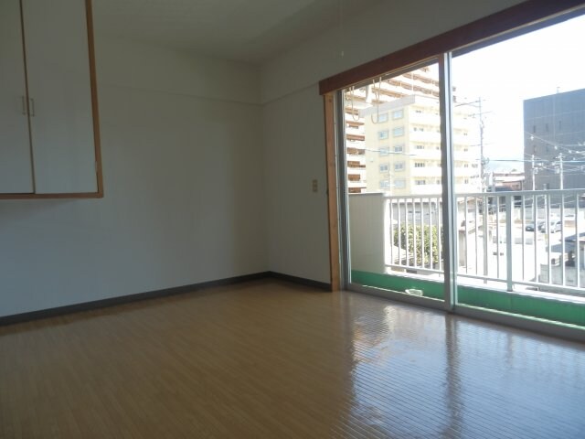 物件内観写真2　(落ち着いた色調の洋室です)