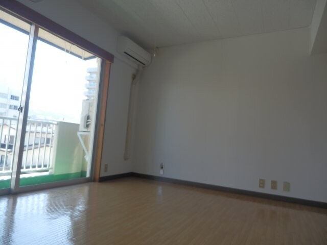 物件内観写真8　(明るい色調の室内です)