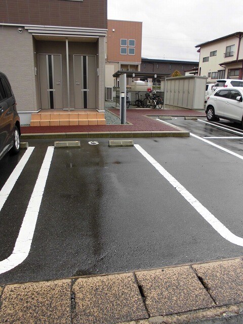 物件外観写真2　(駐車場)