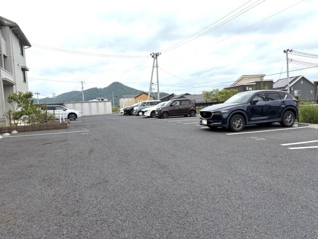 物件外観写真2　(駐車場)