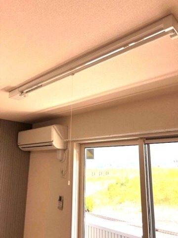 物件内観写真15　(室内物干し)