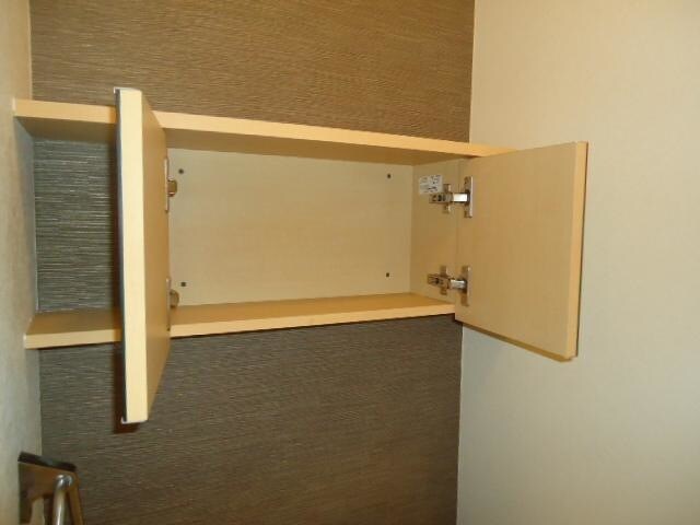 物件内観写真18　(トイレ収納)
