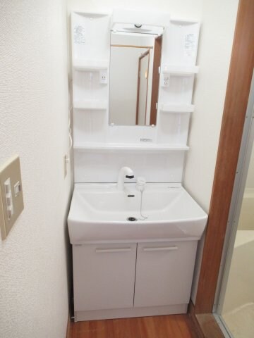 物件内観写真5　(朝の支度にも助かる、独立の洗髪洗面化粧台)