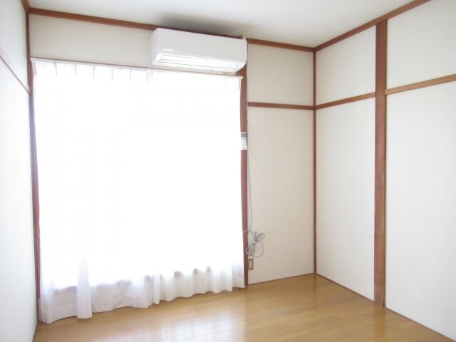 物件内観写真8　(個人の部屋や寝室として使える洋室です)