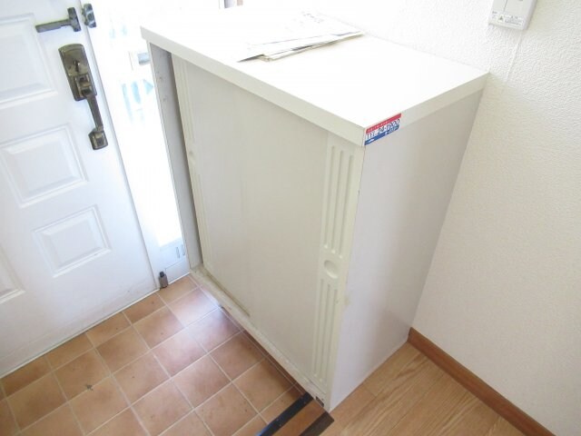 物件内観写真13　(収納もある玄関です)