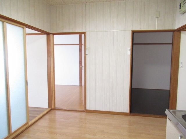 物件内観写真17　(明るい色調の室内です)