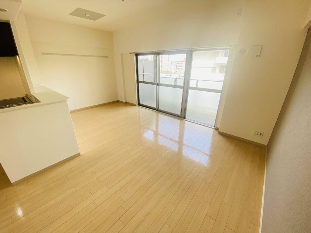 物件内観写真5　(１５．２帖のリビングです。)