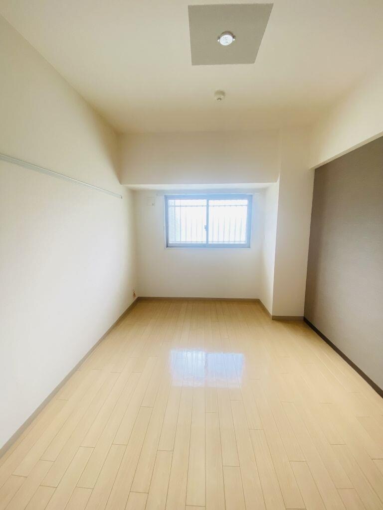 物件内観写真9　(７．２帖の寝室です。アクセントクロスで雰囲気変わります。)