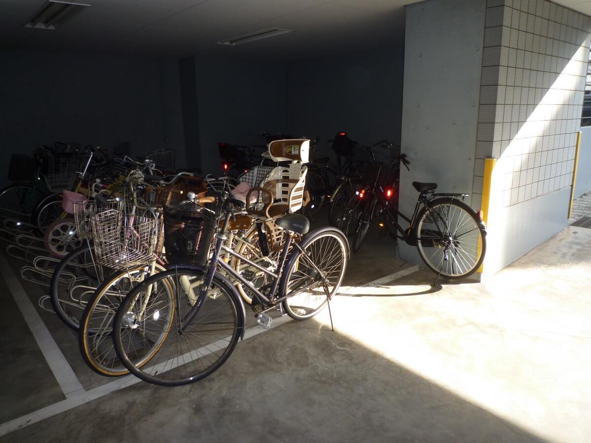 物件外観写真2　(Ｂ１Ｆが駐輪場です。)