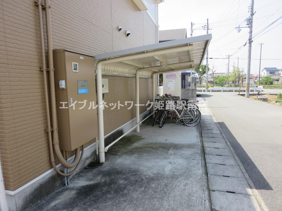 物件外観写真2　(駐輪所は屋根付き！)