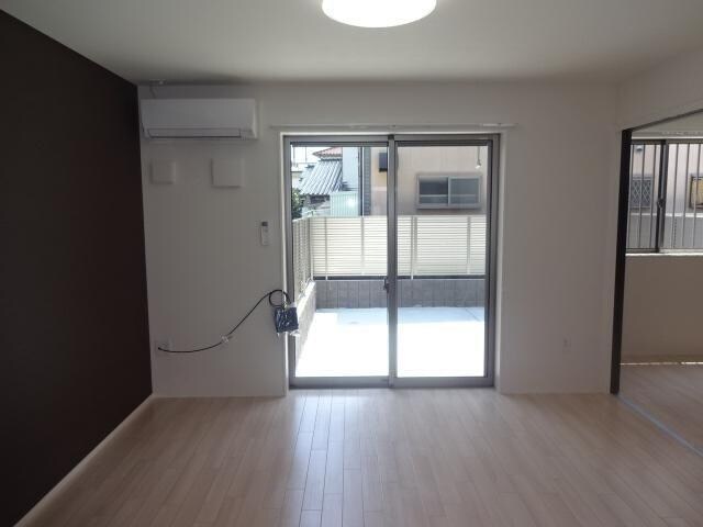 物件内観写真4　(リビング)