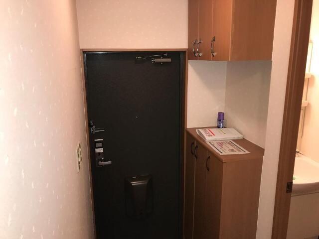 物件内観写真4　(小物も置けるカウンター下駄箱)