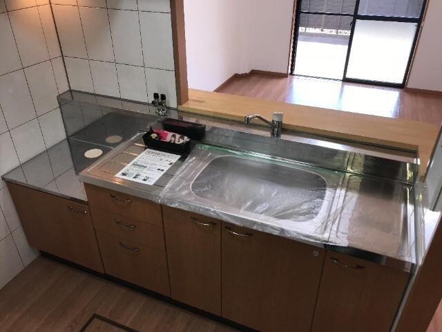 物件内観写真7　(調理スペースが広いカウンターキッチン)