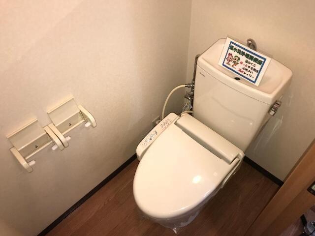 物件内観写真8　(冬も快適温水便座　上部棚あり)