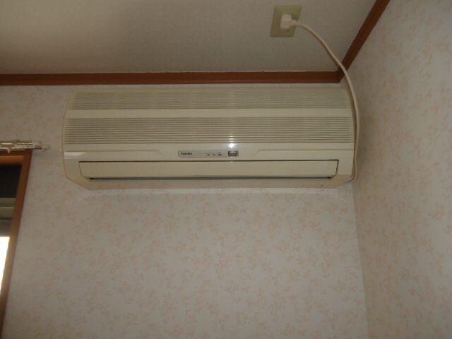 物件内観写真14　(リビングにはエアコン１台付き)