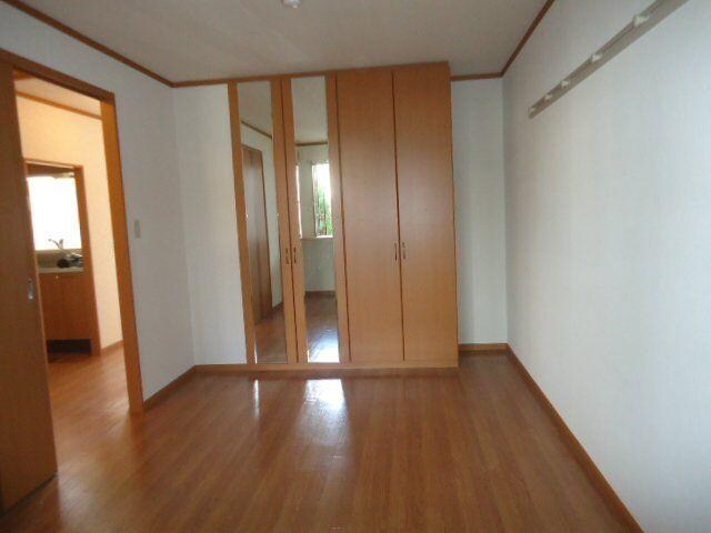 物件内観写真16　(6.4帖の玄関横洋室)