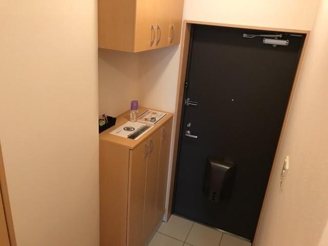 物件内観写真4　(上下にしまえる下駄箱)