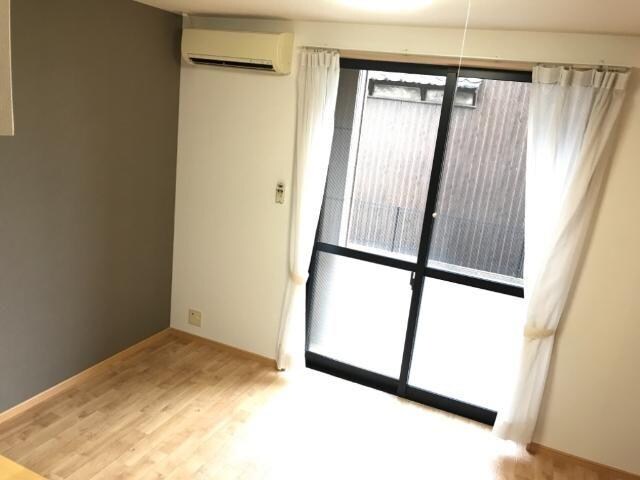 物件内観写真5　(南東向きの9.5帖リビング)