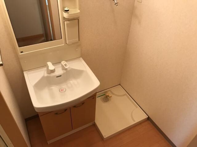 物件内観写真9　(カゴも置きやすい洗面所)