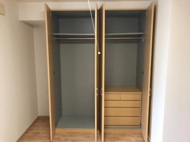物件内観写真10　(リビングの大きなクローゼット)