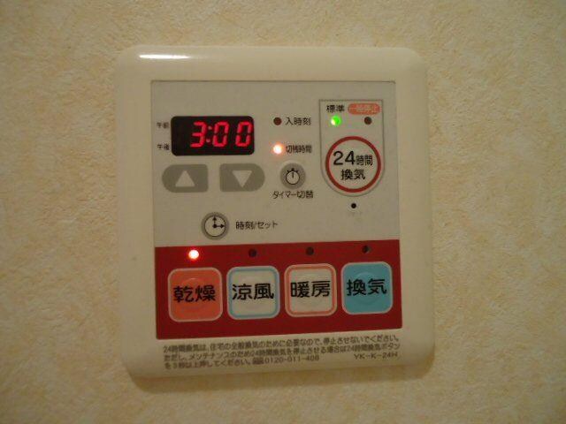 物件内観写真13　(夏は涼風・冬は暖房も使える浴室乾燥樹)